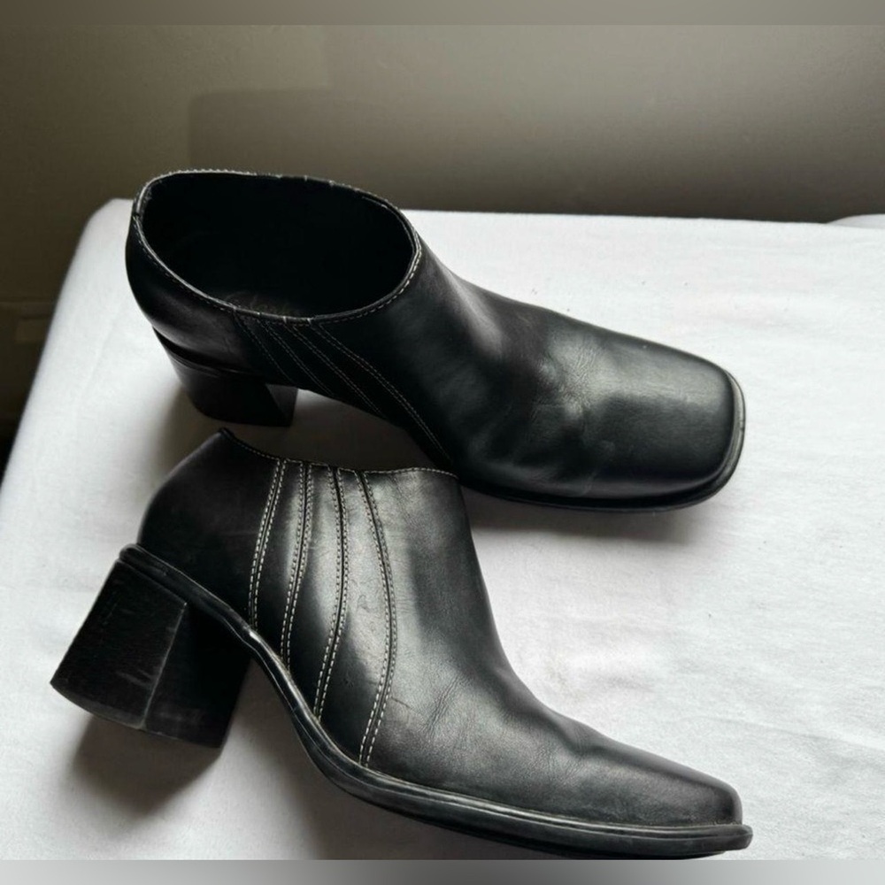Clarks Women's Boot Size 9 Block Heel Ankle Pump Shootie Black Leather Squared